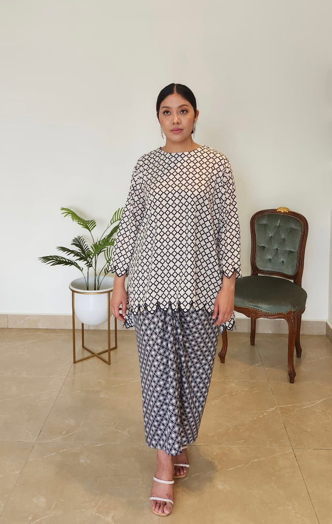 LAILA modern kurung with pareo in black & white